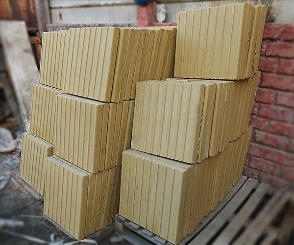 Тактильная плитка с продольными рифами 500х500